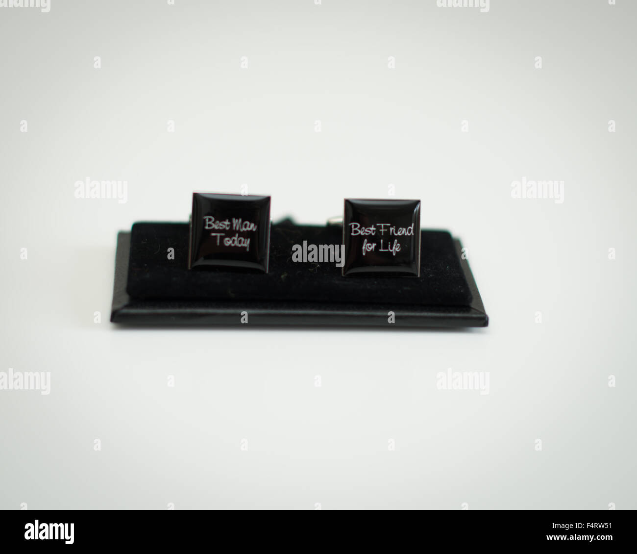 Manschettenknöpfe bester Mann heute besten Freund fürs Leben schwarz mit Silber Gravur Geschenkbox auf weißem Hintergrund Stockfoto