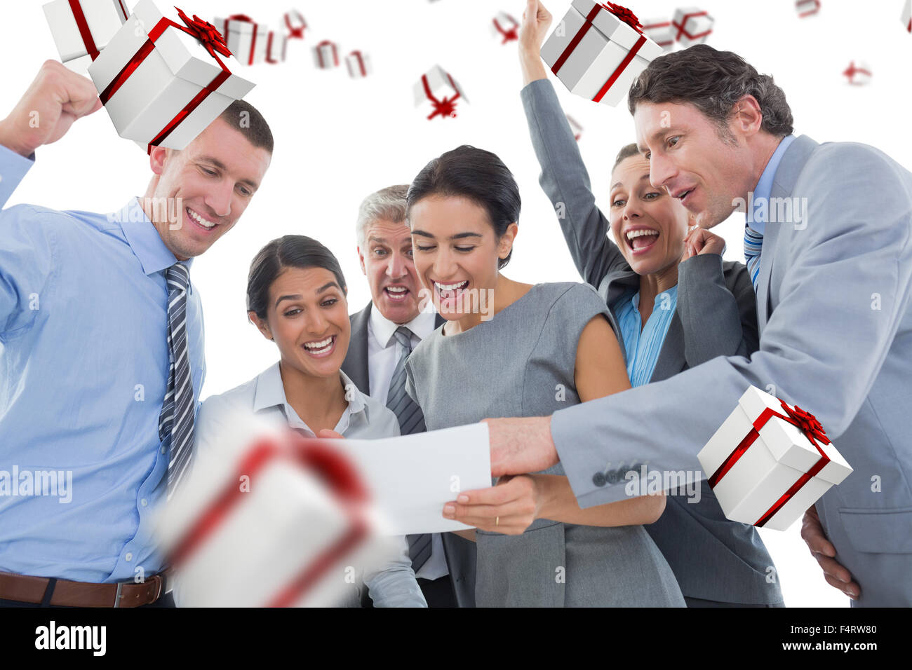 Zusammengesetztes Bild des Business-Team feiert einen neuen Vertrag Stockfoto
