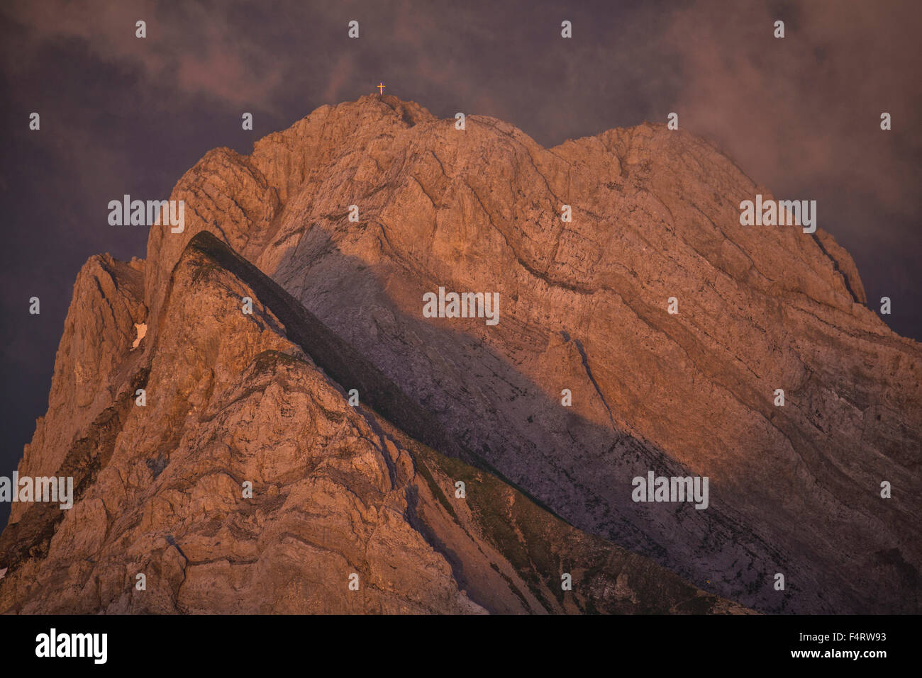 Europa, Schweiz, Appenzell, Mount Altmann mit kreuzen sich am Sonnenuntergang gesehen vom Berg Säntis Stockfoto