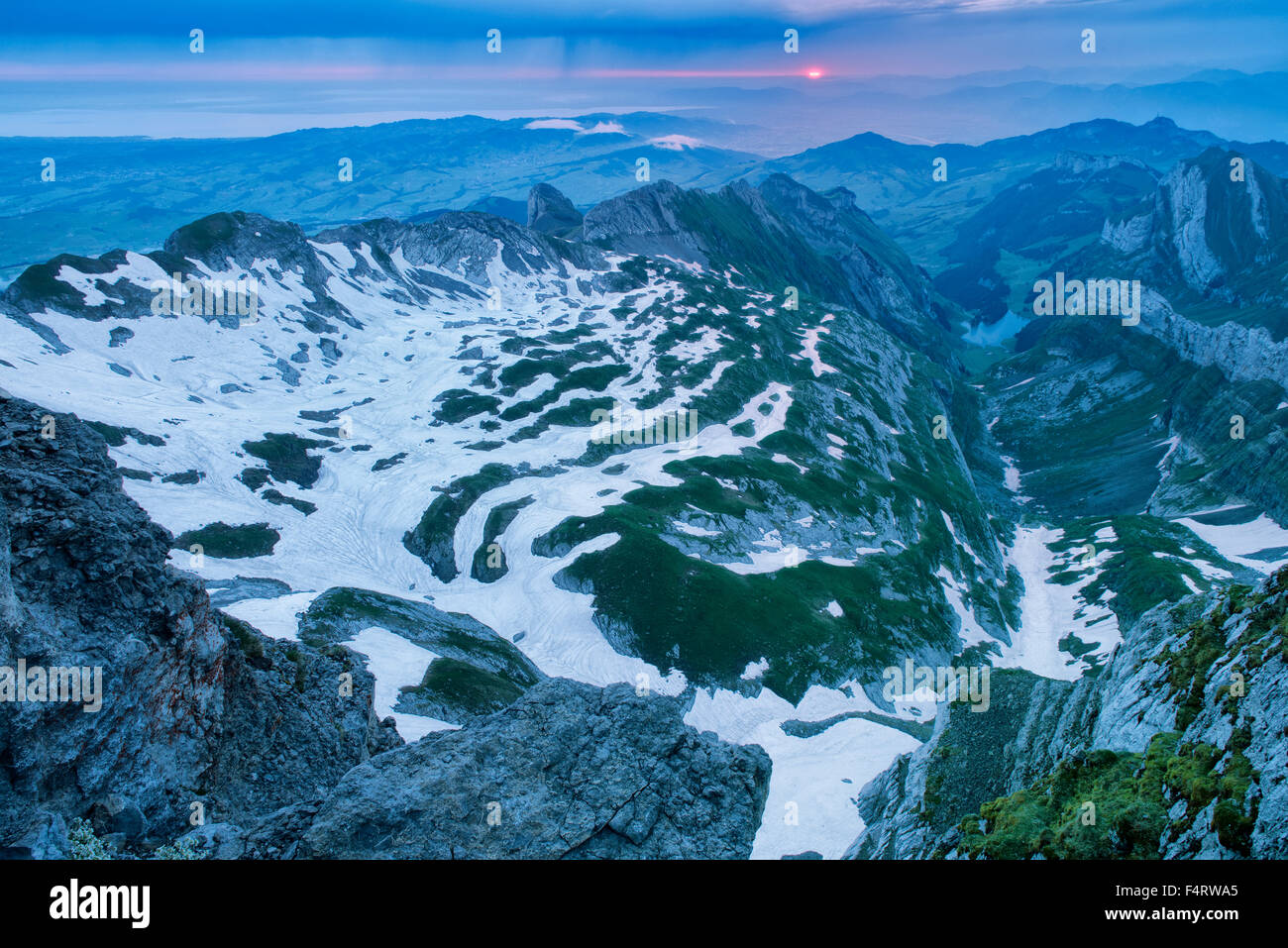 Europa, Schweiz, Appenzell, Berg Säntis, Blick vom Säntis auf Seealpsee und Bodensee Stockfoto