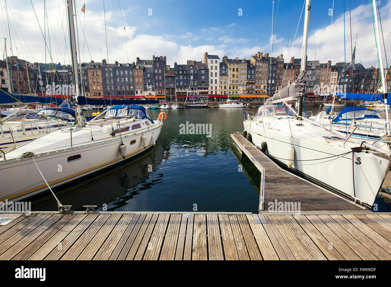 HONFLEUR, Frankreich - Oktober 12: Der alte Hafen von Honfleur, berühmt für haben wurde viele Male von Künstlern gemalt, am 12. Oktober, 20 Stockfoto