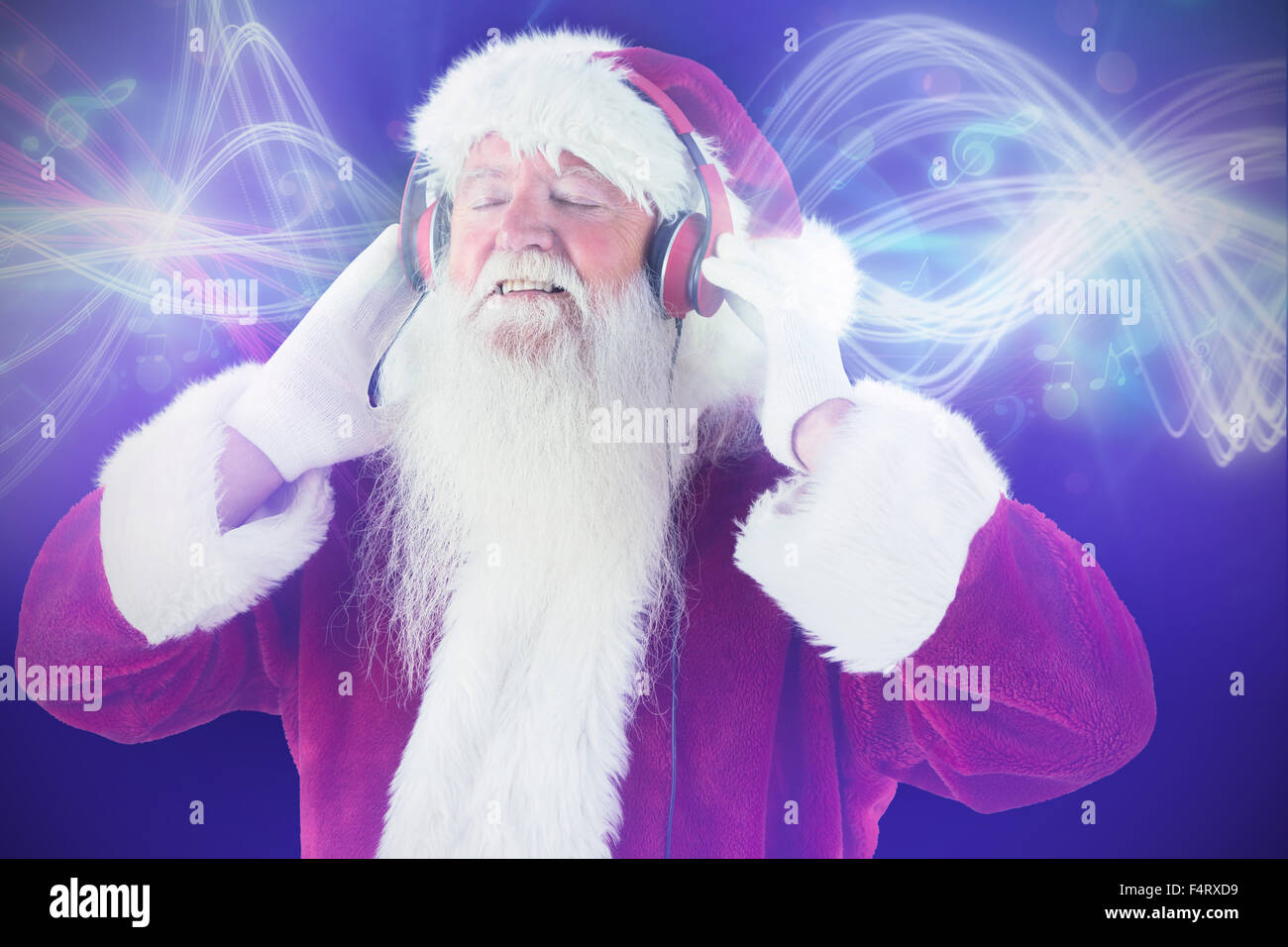 Zusammengesetztes Bild des Weihnachtsmannes genießt einige Musik Stockfoto