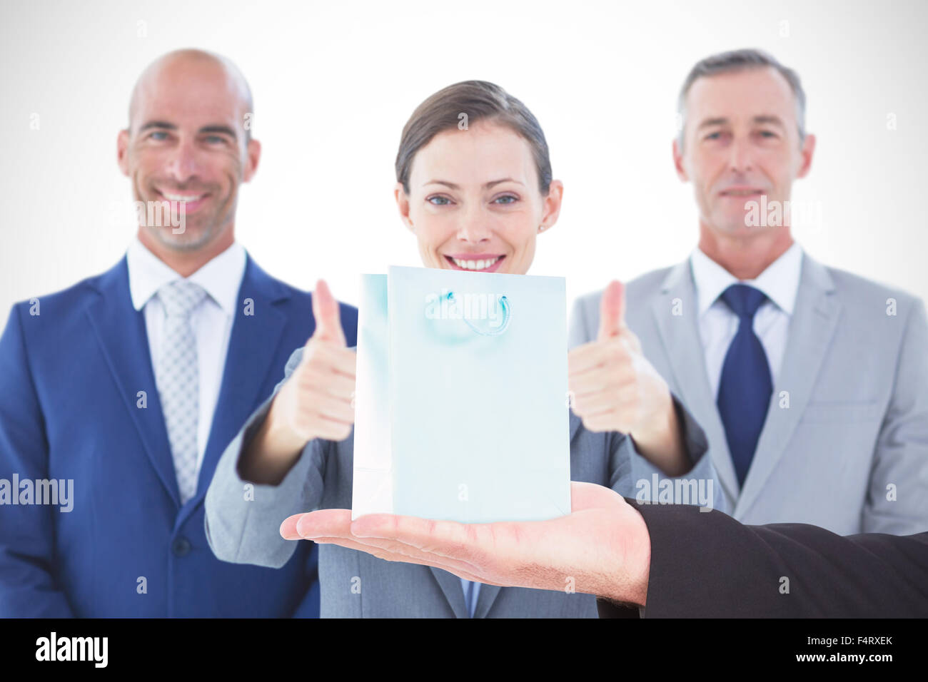Zusammengesetztes Bild des Kaufmanns an Hand heraus in Präsentation Stockfoto