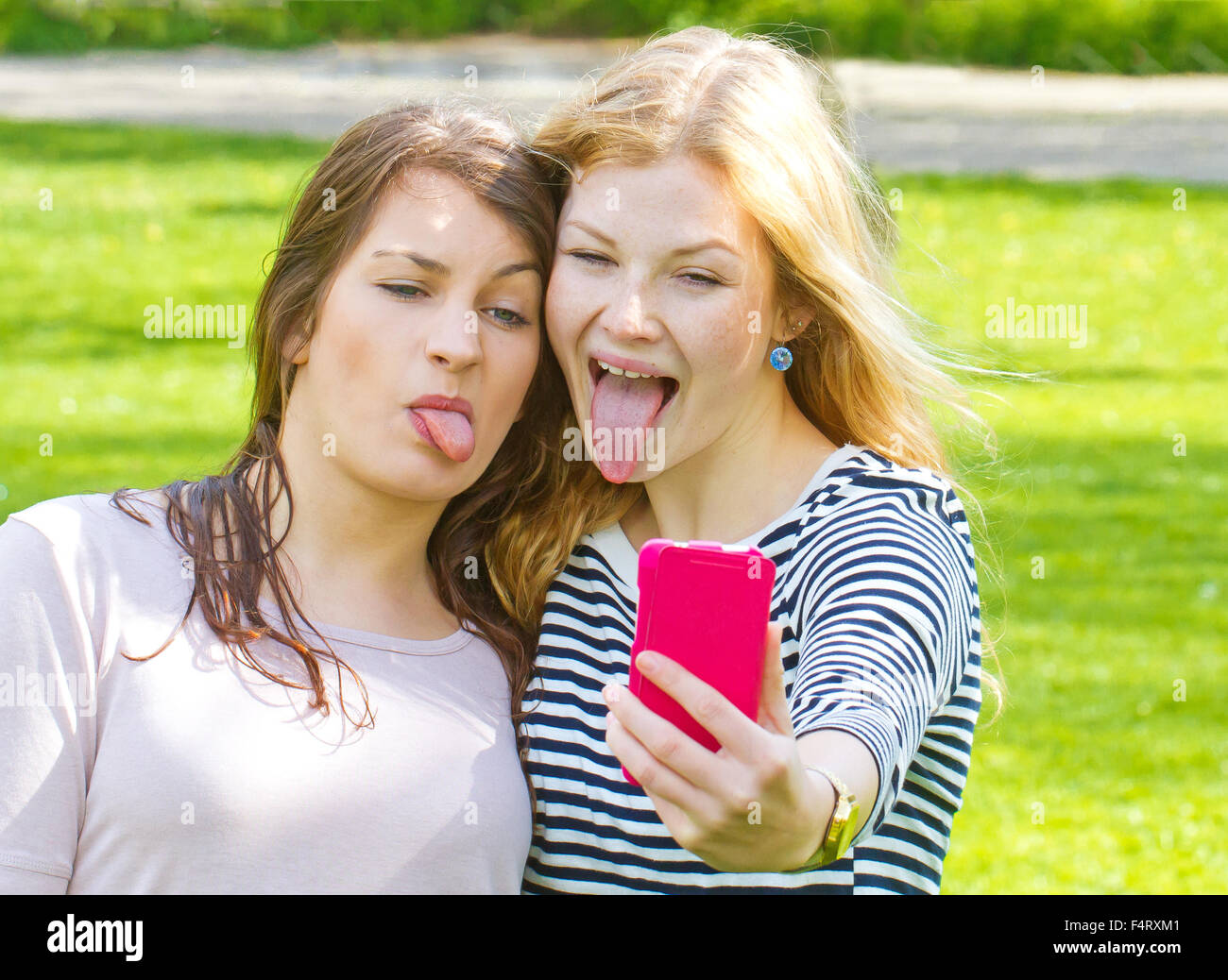 Mädchen nehmen eine lustige Selfie und Zunge heraus Stockfoto