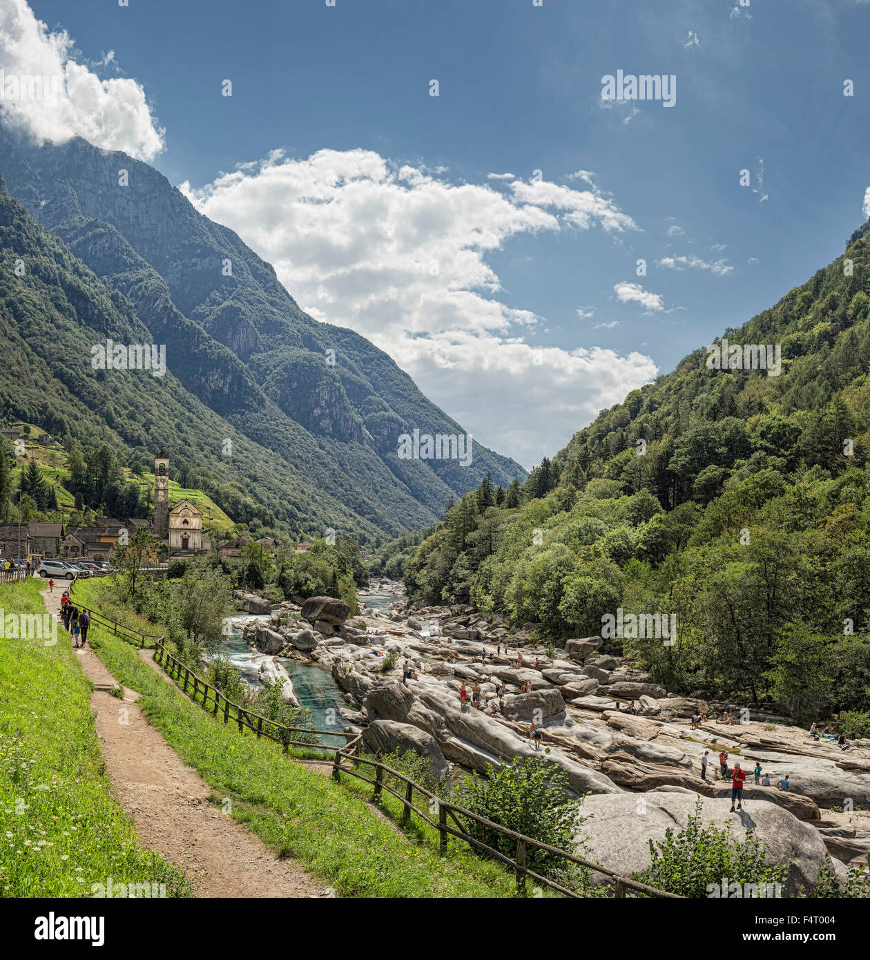 Schweiz, Europa, Lavertezzo, Ticino, Fluss, riesig, Felsbrocken, Verzascatal, Landschaft, Wasser, Sommer, Berge, Hügel, Peo Stockfoto