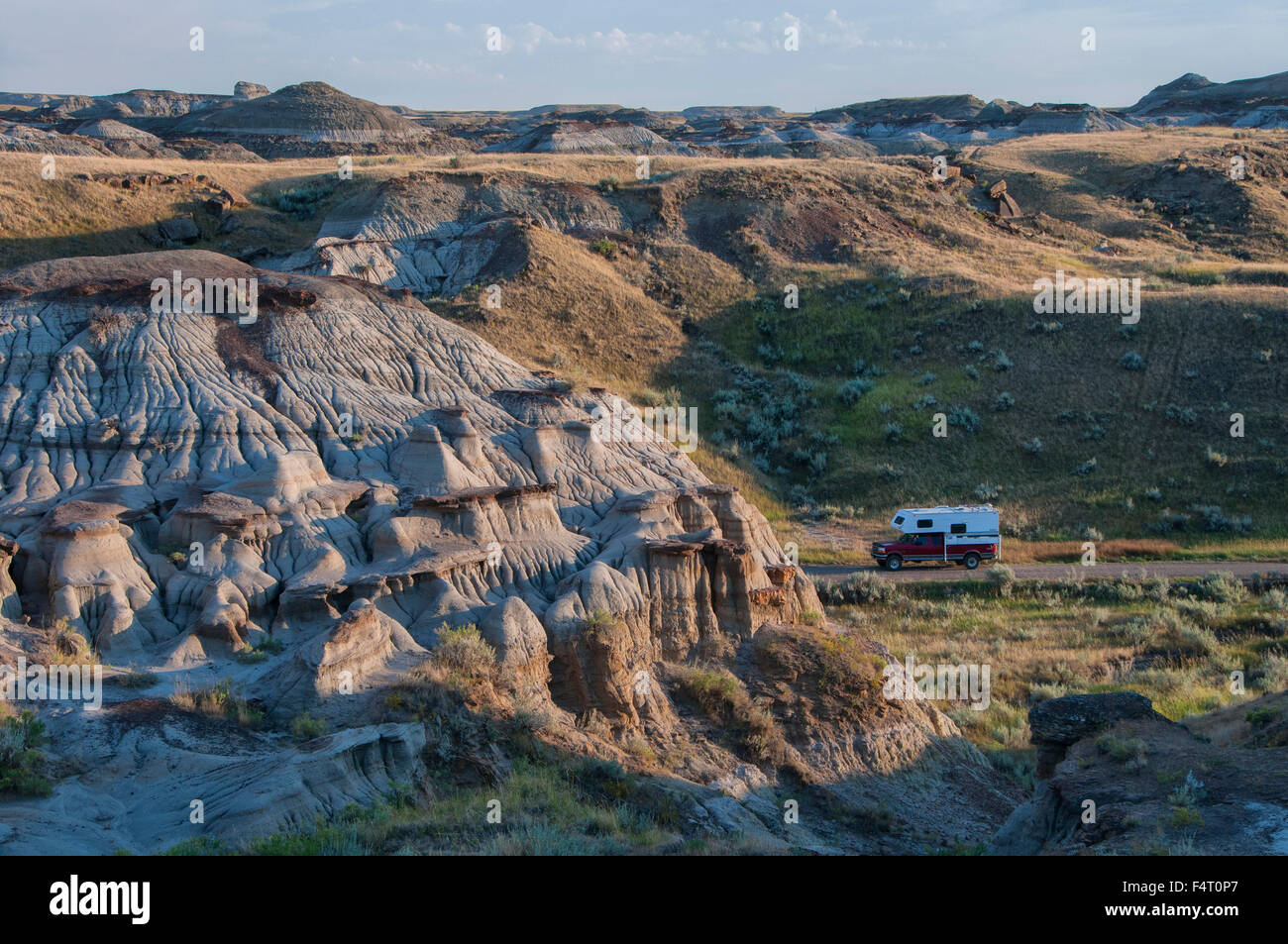 Kanada, Alberta, Dinosaur Provincial Park, LKW Wohnmobil in den badlands Stockfoto