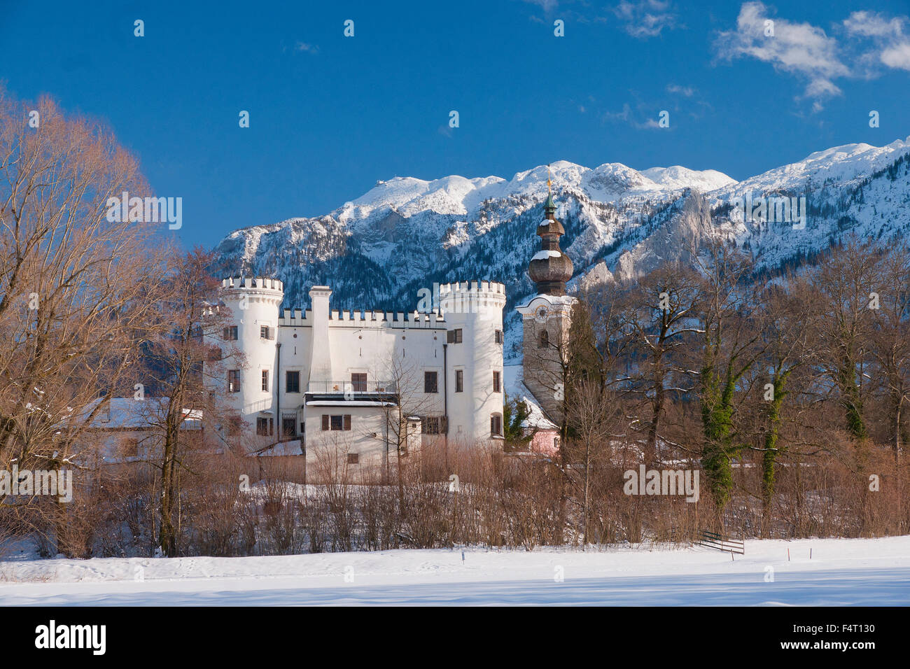 der herrlich renovierten Schloss Marzoll im herrlich verschneiten Winter mit den Untersberg im Hintergrund, Bayerische Stockfoto