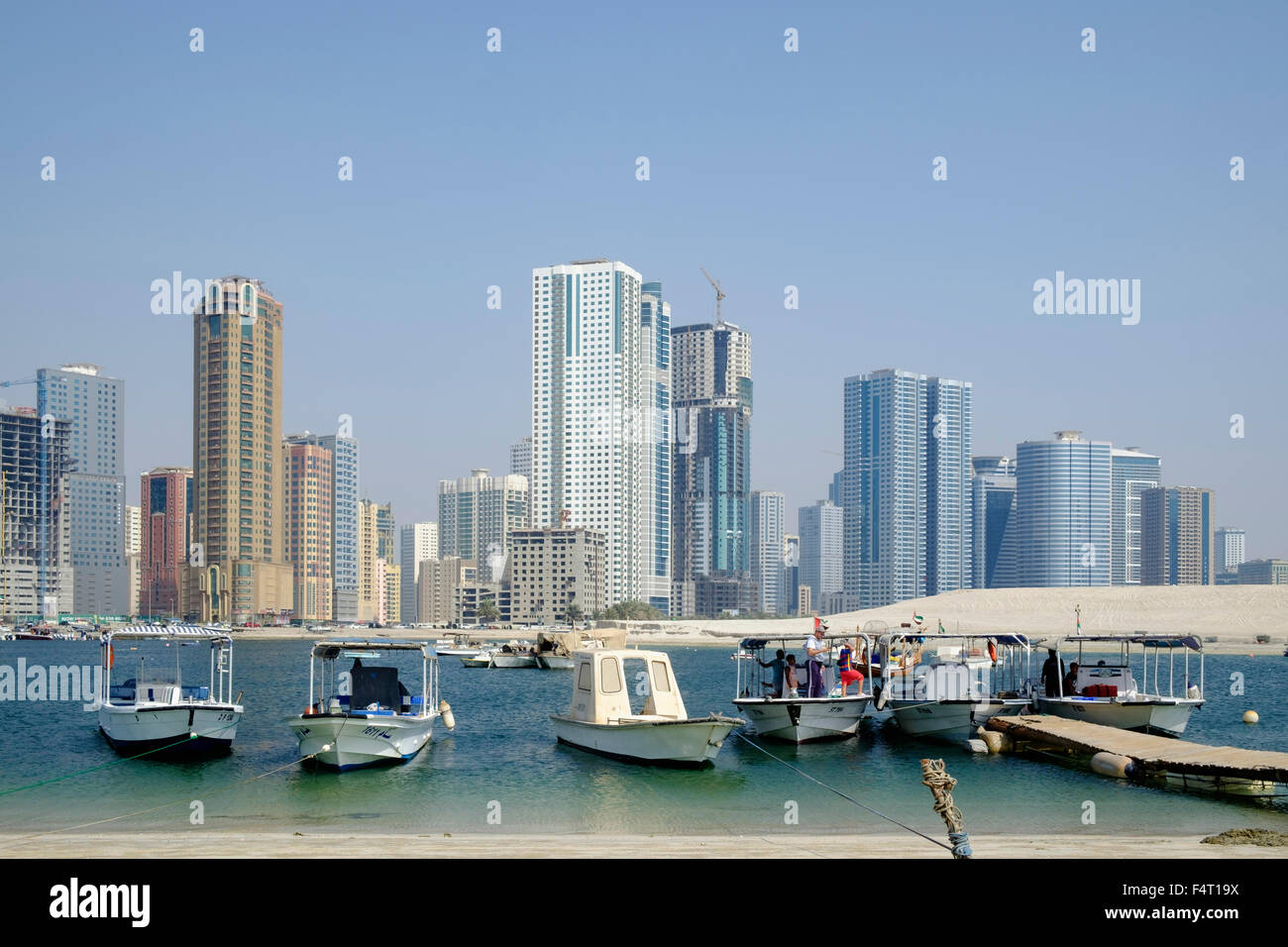 Tagsüber Skyline-Blick auf moderne Apartment-Hochhäuser in Sharjah, Vereinigte Arabische Emirate Stockfoto