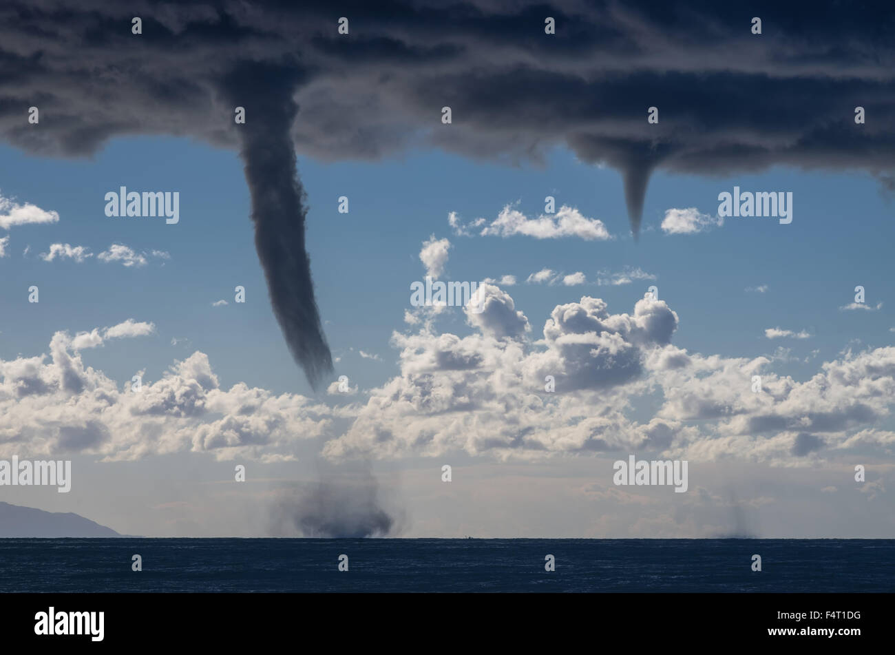 Tornados über Mittelmeer in einem sonnigen Wintertag Stockfoto