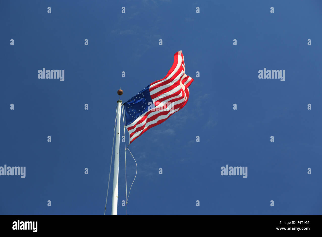 Eine frühe Form der US-Flagge mit 35 Sternen im Wind wehen. Stockfoto