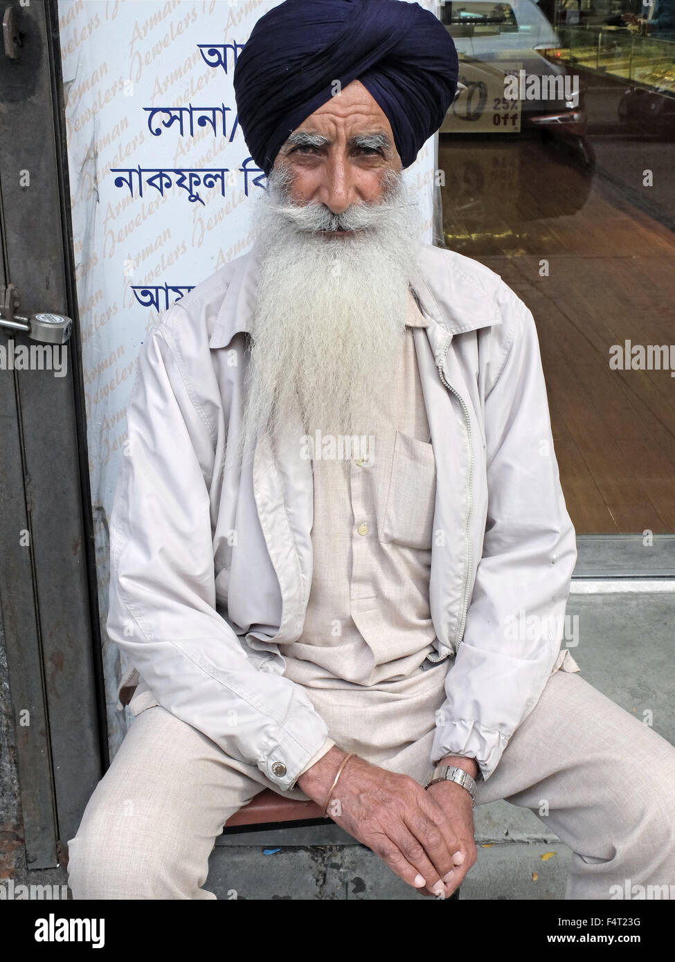 Ein Mann aus Indien mit einem Turban und langen, weißen Bart an 74th Street in Jackson Heights, Queens, New York. Stockfoto