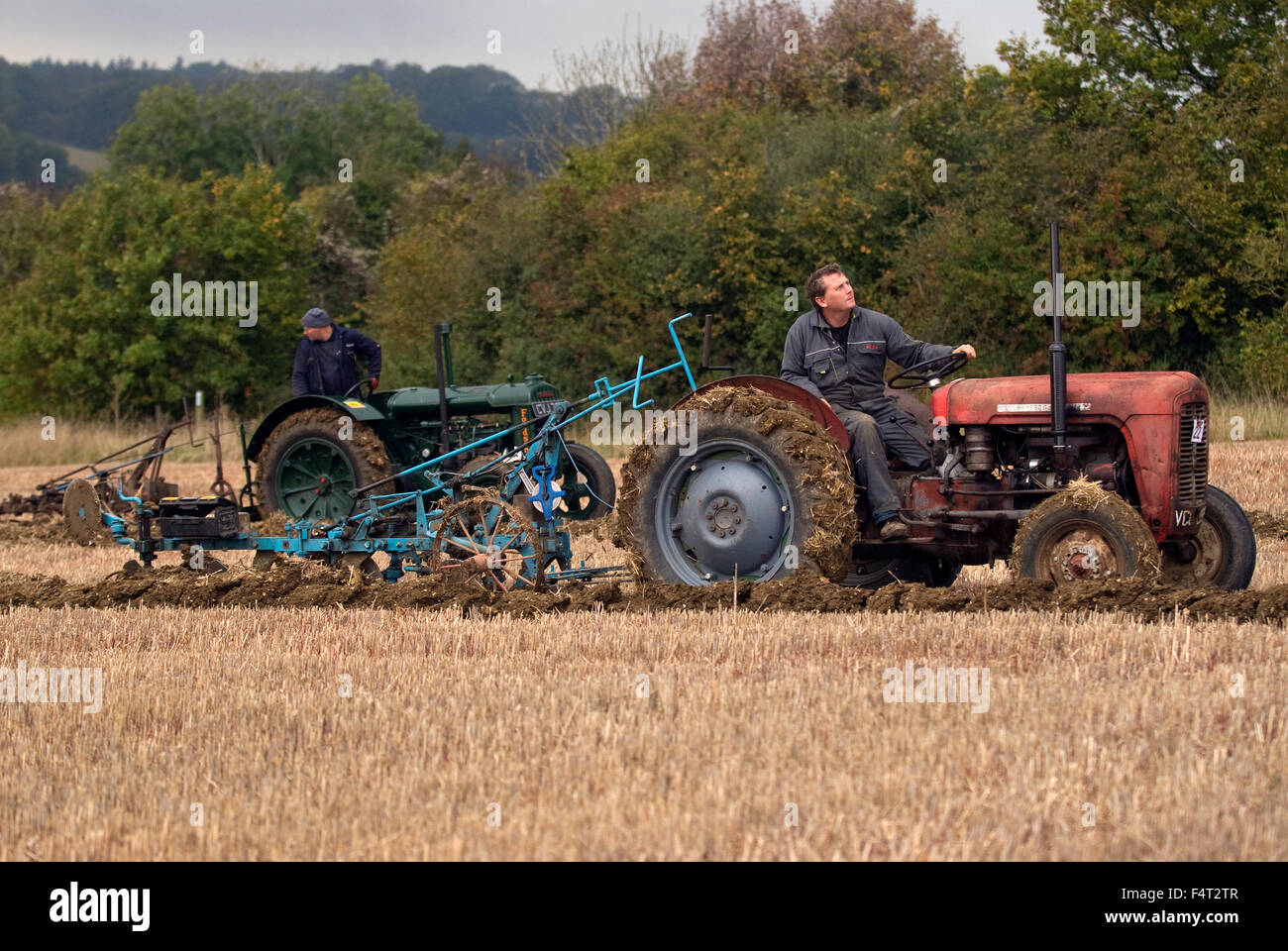 Landwirt am Steuer seiner 1958 Massey Ferguson 35 Traktor mit Originalersatzteile Pflug im Wettbewerb in der North East Hants Landwirtschaft A Stockfoto