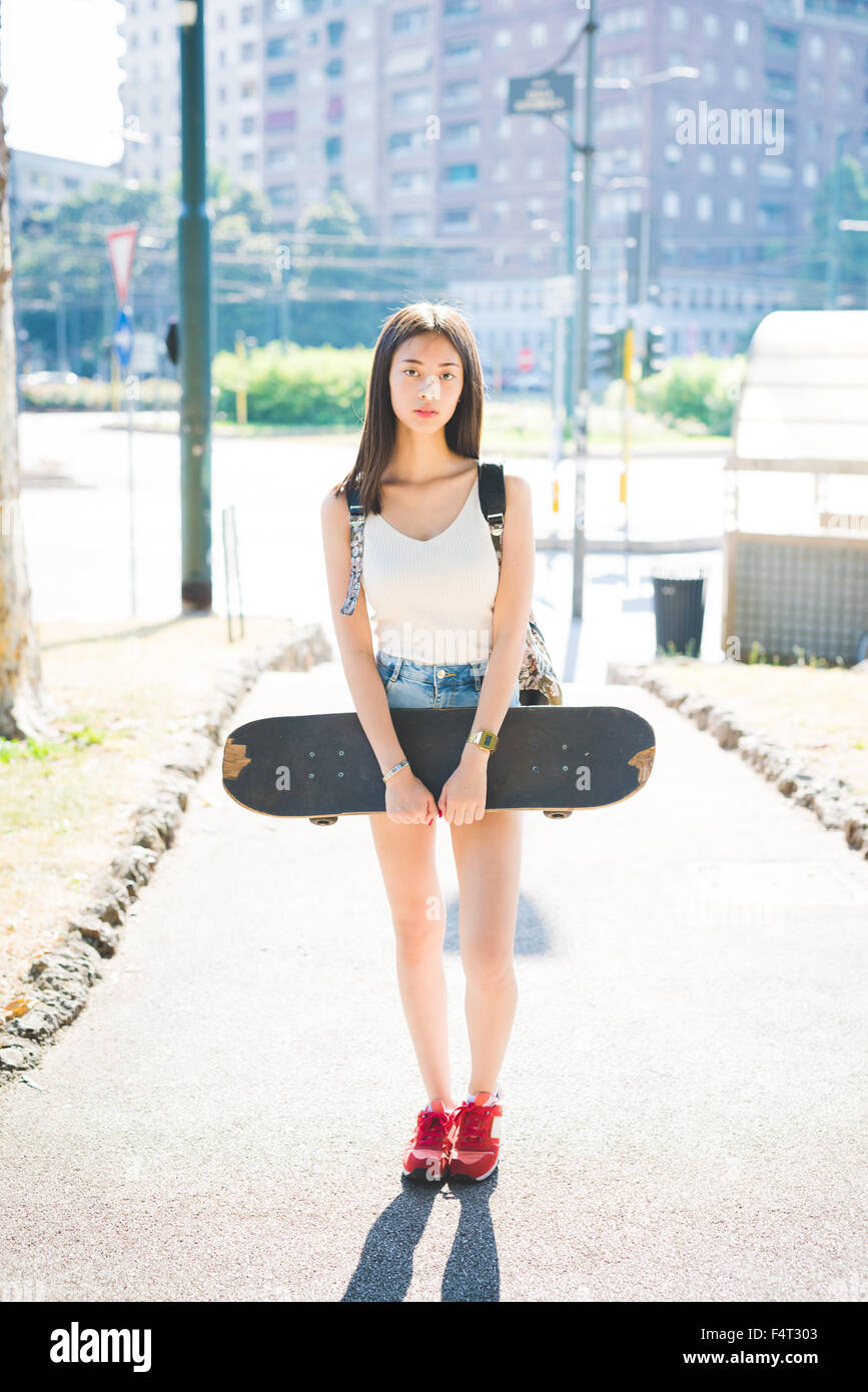 Junge Hubsche Asiatische Lange Braune Glatte Haare Frau Skater Posiert Ausserhalb Der Stadt Auf Der Suche In Der Kamera Halt Eine Skateboard Ernst Nachdenklich Nachdenklich Denken Zukunftskonzept Stockfotografie Alamy