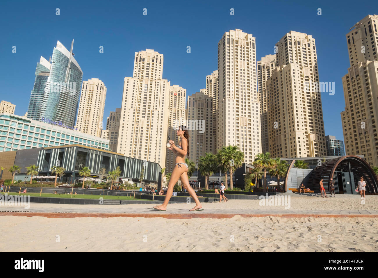 Blick auf Skyline von modernen Wolkenkratzern und Strand am JBR Bereich der Marina Viertel von Dubai Vereinigte Arabische Emirate Stockfoto