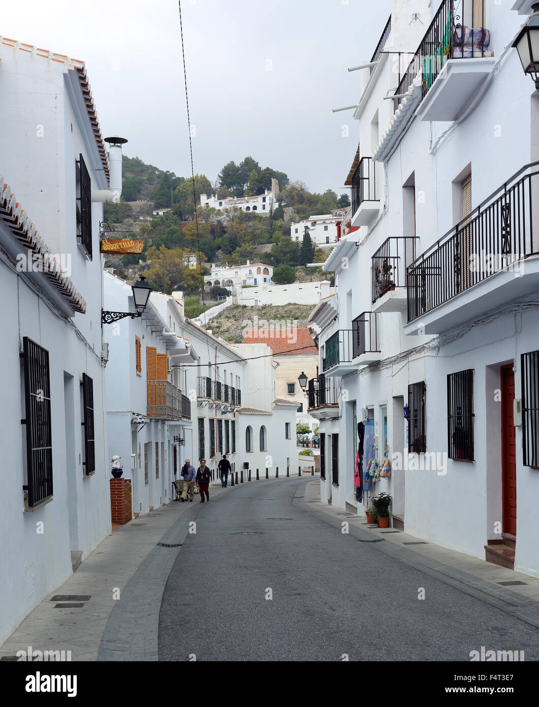 Gasse in Frigiliana, in der Nähe von Nerja in Südspanien Stockfoto