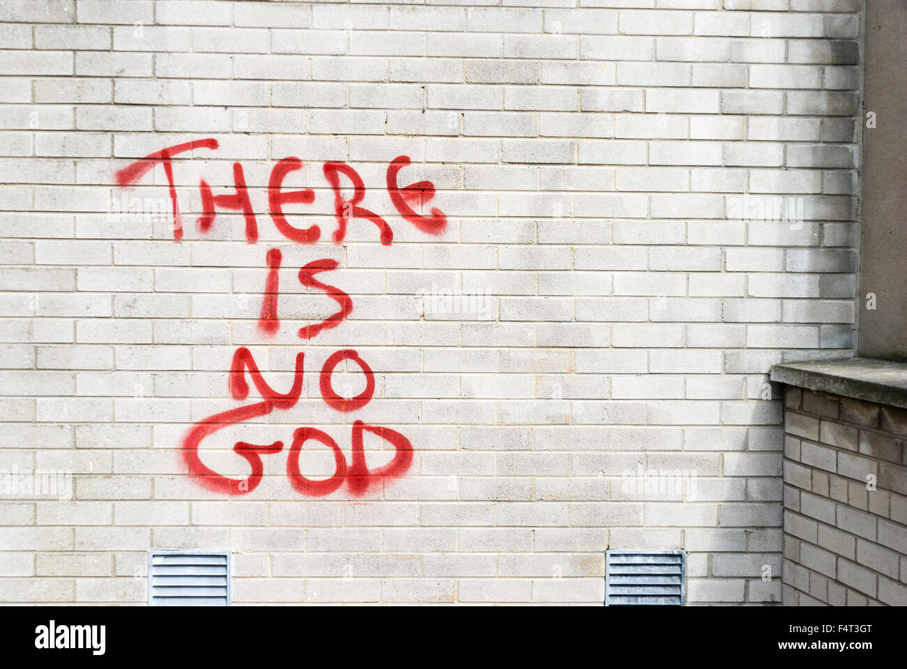 "Es gibt keinen Gott" Graffiti an der Wand der Kirche. Stockfoto