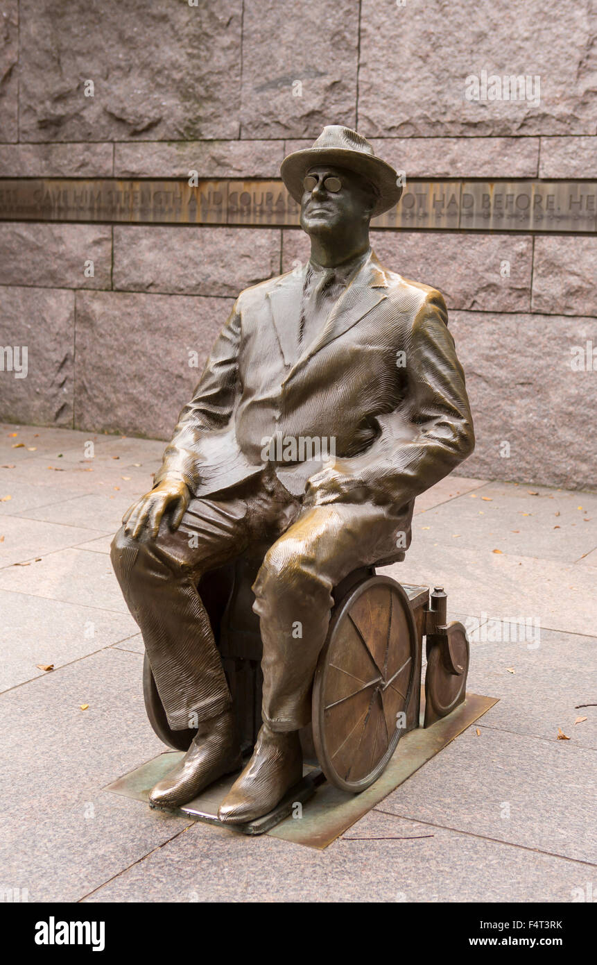 WASHINGTON, DC, USA - Franklin Roosevelt Memorial. Bronzestatue des FDR im Rollstuhl. Stockfoto