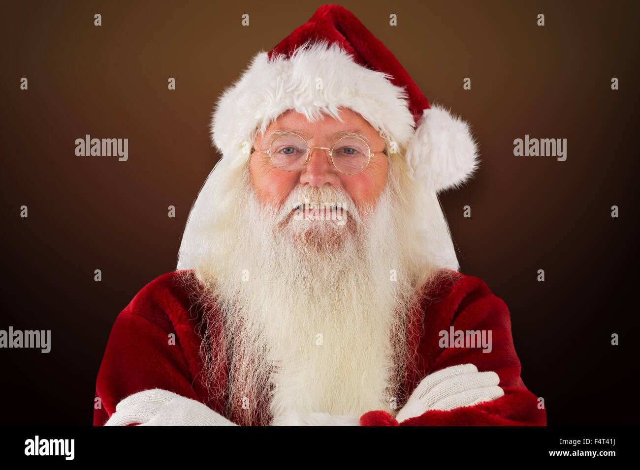 Zusammengesetztes Bild von Santa lächelt mit verschränkten Armen Stockfoto