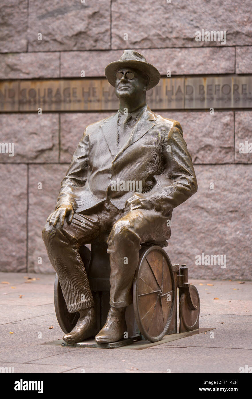 WASHINGTON, DC, USA - Franklin Roosevelt Memorial. Bronzestatue des FDR im Rollstuhl. Stockfoto