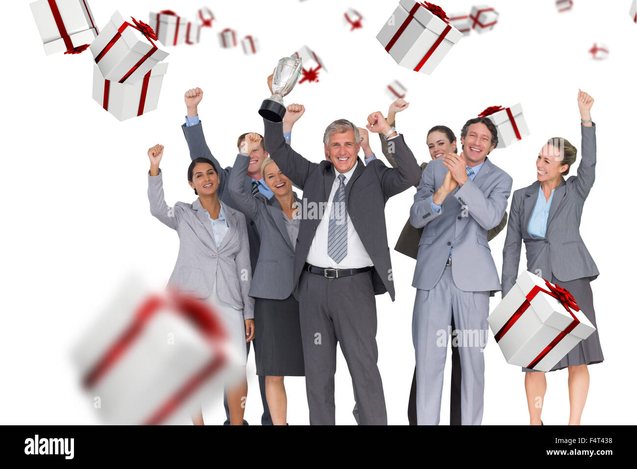 Zusammengesetztes Bild aufgeregt Business Teams jubeln auf Kamera mit Trophäe Stockfoto