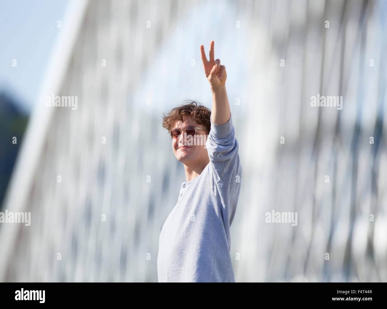 Junger Mann auf der Brücke machen schlägt Stockfoto
