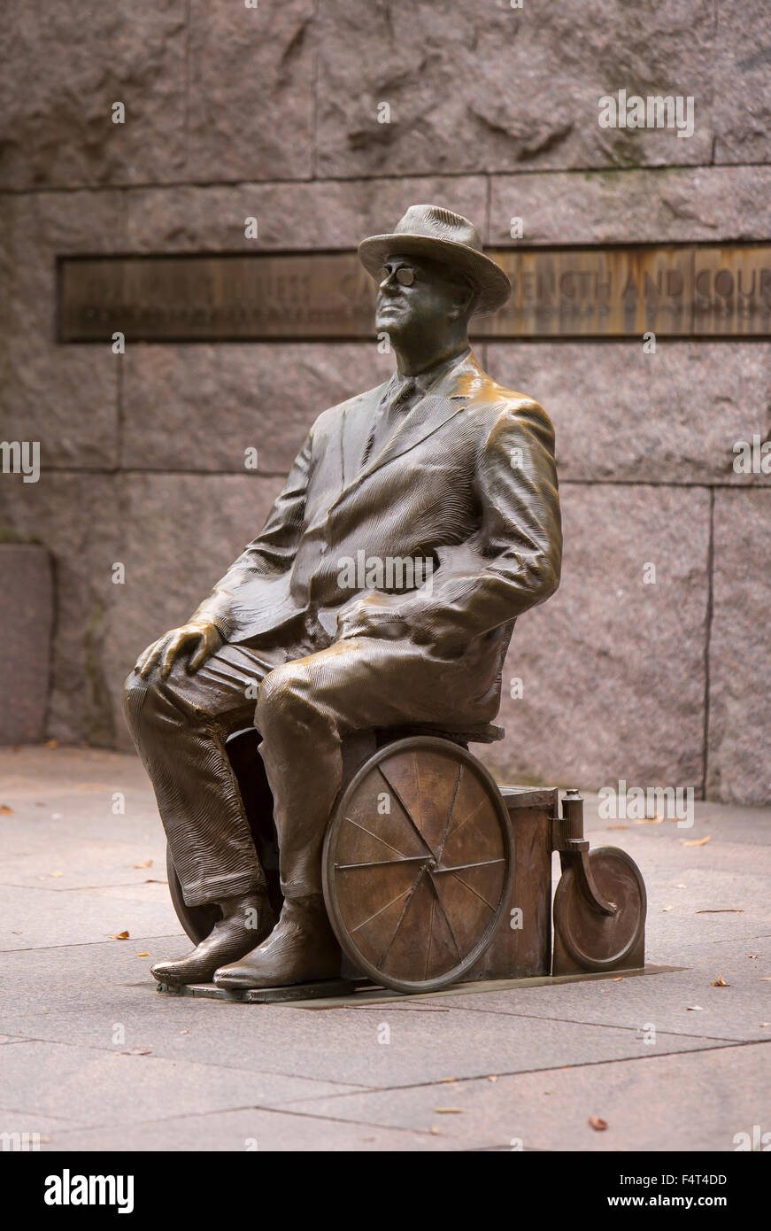 WASHINGTON, DC, USA - Franklin Roosevelt Memorial. Bronzestatue des FDR im Rollstuhl. Stockfoto