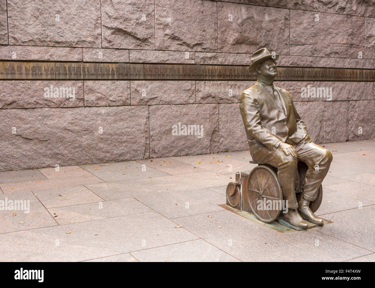 WASHINGTON, DC, USA - Franklin Roosevelt Memorial. Bronzestatue des FDR im Rollstuhl. Stockfoto