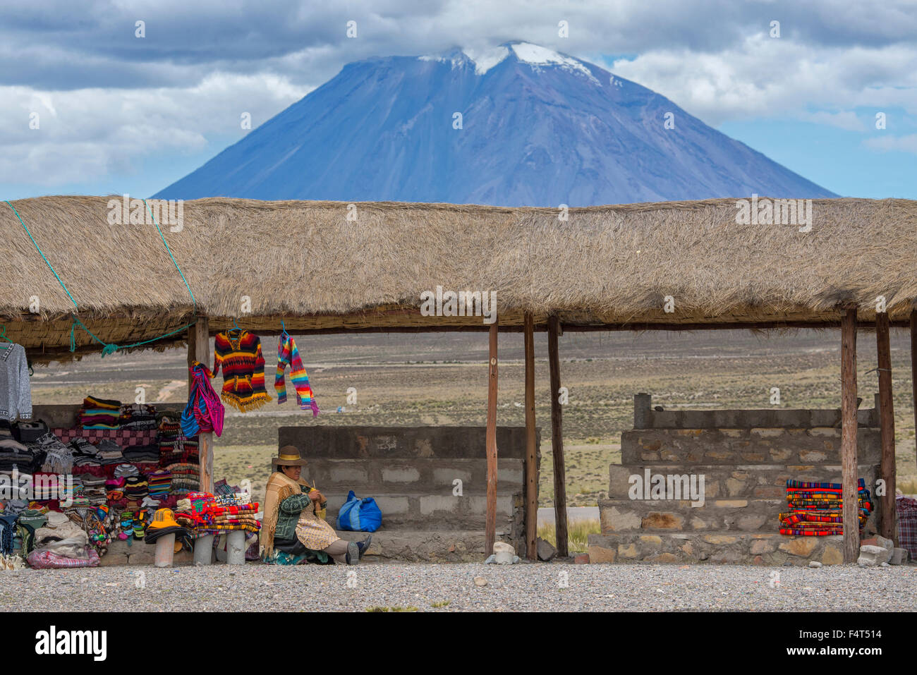 Südamerika, Lateinamerika, Peru, Altiplano, einheimische Frau stricken in der Nähe von Vulkan Stockfoto