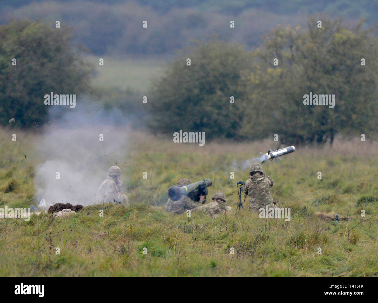 Britische Armee demonstrieren feuern eine Javelin Anti-Tank Waffe auf Salisbury Plain, Wiltshire, England, UK Stockfoto