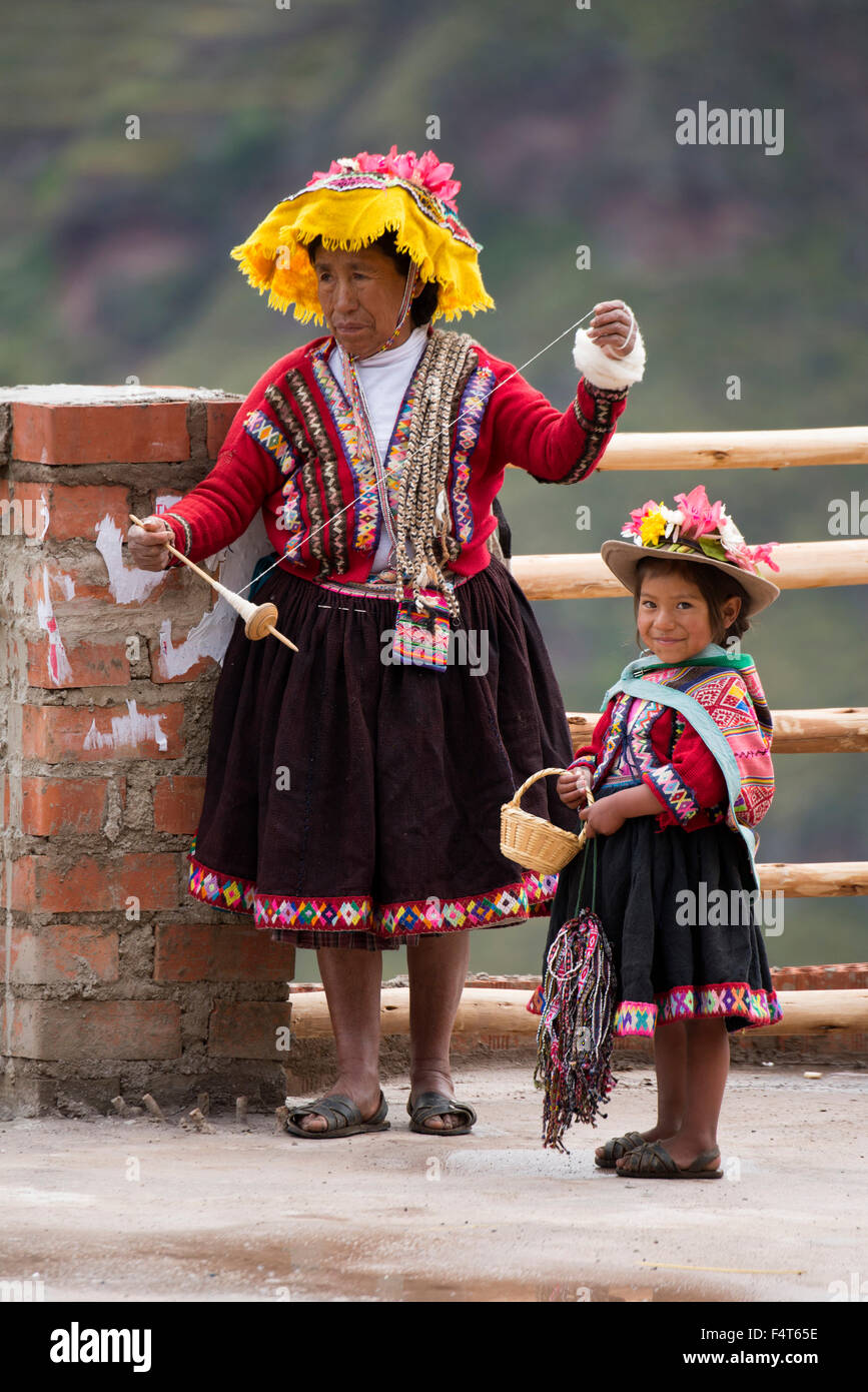 Südamerika, Lateinamerika, Anden, Peru, Cusco, indische Frau und Kind am touristischen stop Stockfoto