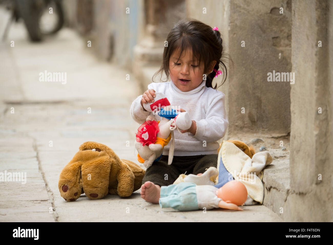 Südamerika, Lateinamerika, Peru, kleine Mädchen spielen mit Spielzeug in Ajanaco in der Nähe von Manu Nationalpark Stockfoto