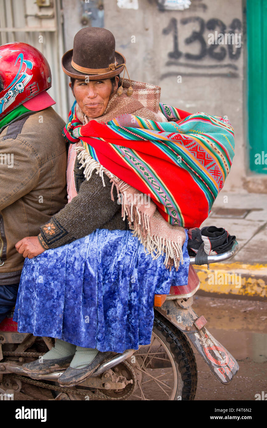 Südamerika, Lateinamerika, Peru, Juliaca, einheimische Frau Reiten auf Fahrrad Stockfoto