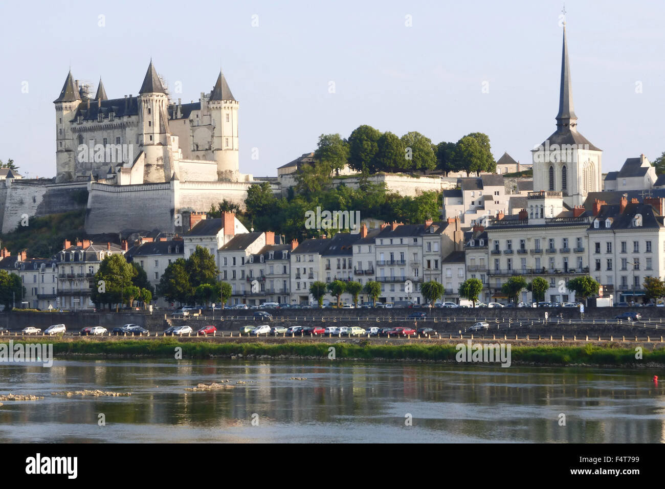 Das Schloss, Eglise Saint-Pierre und Stadt von Saumur aus der Ile de Milocheau und über den Fluss Loire Stockfoto
