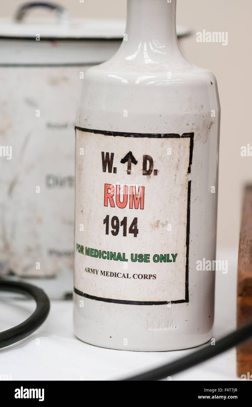 Flasche Rum aus dem Jahr 1914, als von der Army medical corp für medizinische Zwecke verwendet (als Narkosemittel während Operationen Amputationen) Stockfoto