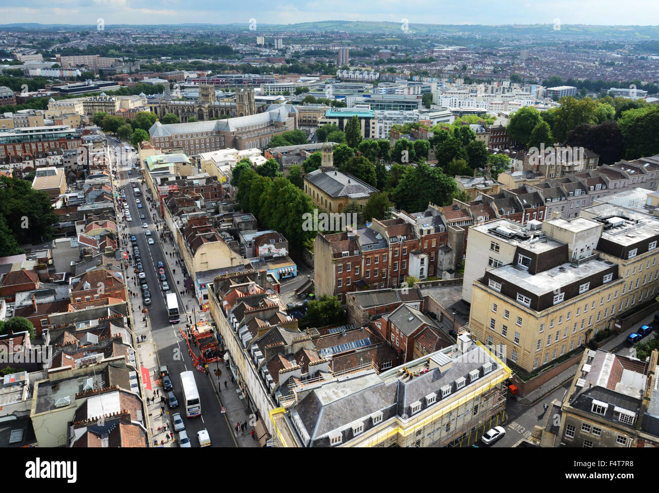 Blick vom Turm der Wills Memorial Building in Bristol auf der Suche nach unten Park Street und in der ganzen Stadt. Stockfoto
