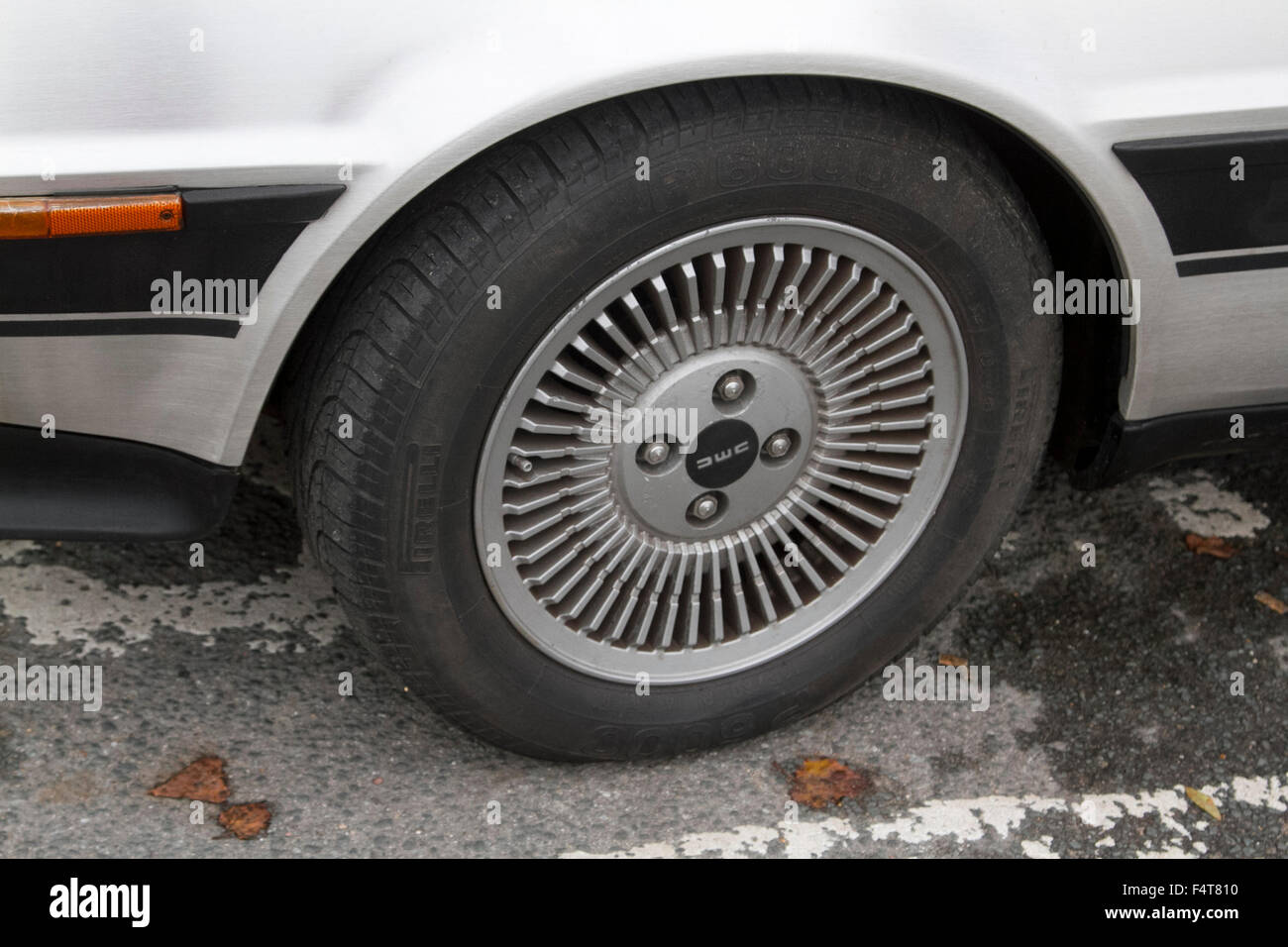 Wimbledon London, UK. 22. Oktober 2015. Ein Jahrgang Delorean Auto ähnlich wie in der amerikanischen Science Fiction-Film zurück in die Zukunft zu sehen ist auf Wimbledon Common gesichtet. Bildnachweis: Amer Ghazzal/Alamy Live-Nachrichten Stockfoto