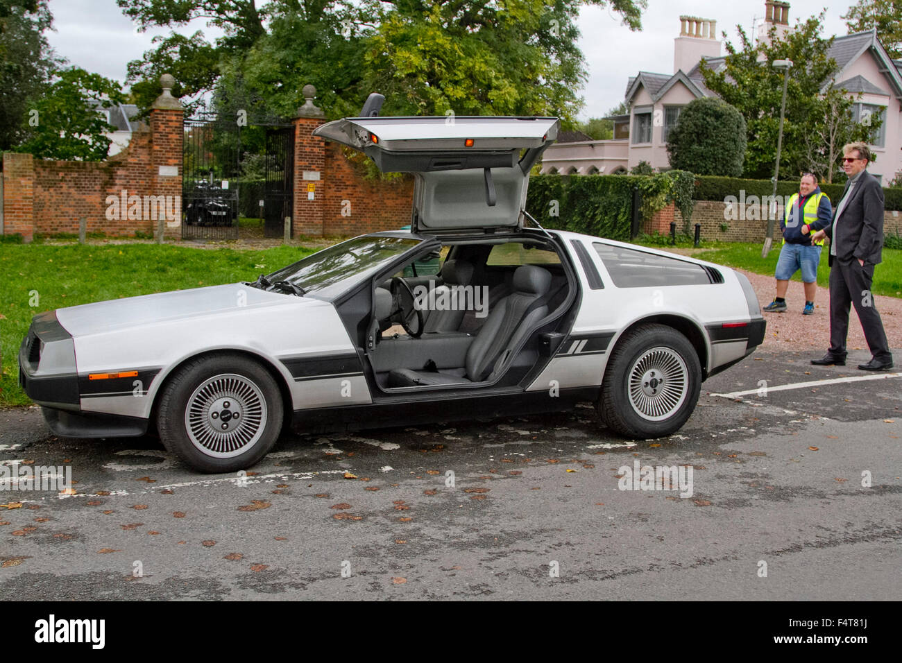 Wimbledon London, UK. 22. Oktober 2015. Ein Jahrgang Delorean Auto ähnlich wie in der amerikanischen Science Fiction-Film zurück in die Zukunft zu sehen ist auf Wimbledon Common gesichtet. Bildnachweis: Amer Ghazzal/Alamy Live-Nachrichten Stockfoto
