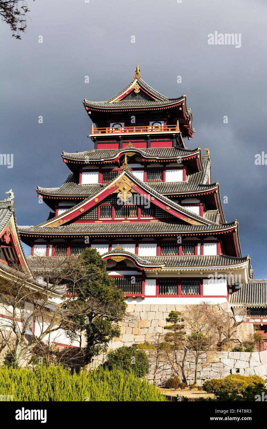 Japan, Kyoto, Fushimi, momoyama Schloss. Tenshu, Aufbewahren, borogata Stil mit dunklen Gathering Storm clouds hinter sich. Hoher Kontrast. Schloss sonnenbeschienenen. Stockfoto
