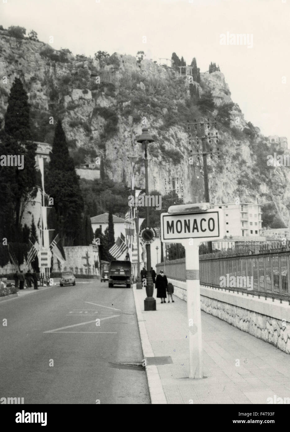 Die Grenze zwischen Frankreich und Monaco eingerichtet mit Flaggen für die Hochzeit der Schauspielerin Grace Kelly und Fürst Rainieri Stockfoto