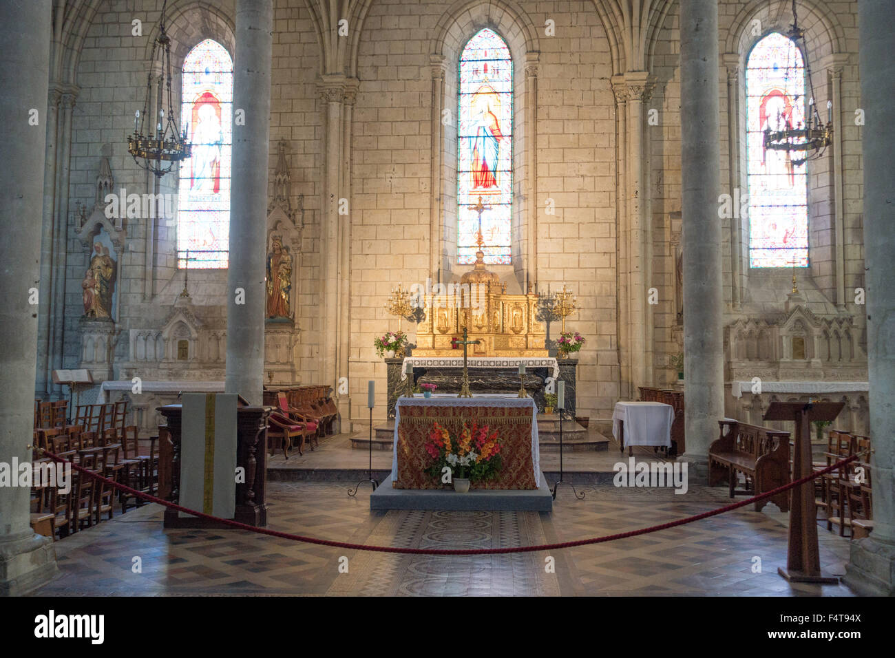 Hauptaltar der Kirche von Saint-Germain, Bourgueil, Frankreich Stockfoto