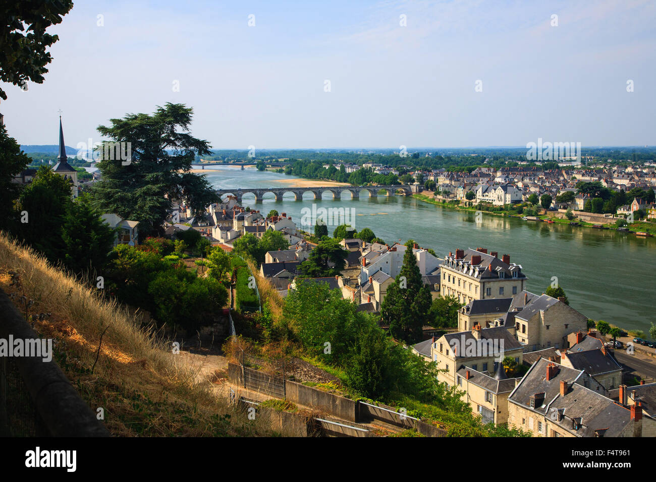 Saumur und des Flusses Loire aus in der Nähe von Chateau de Saumur oberhalb der Stadt mit der Ile de Milocheau von Pont Cessart erreicht Stockfoto