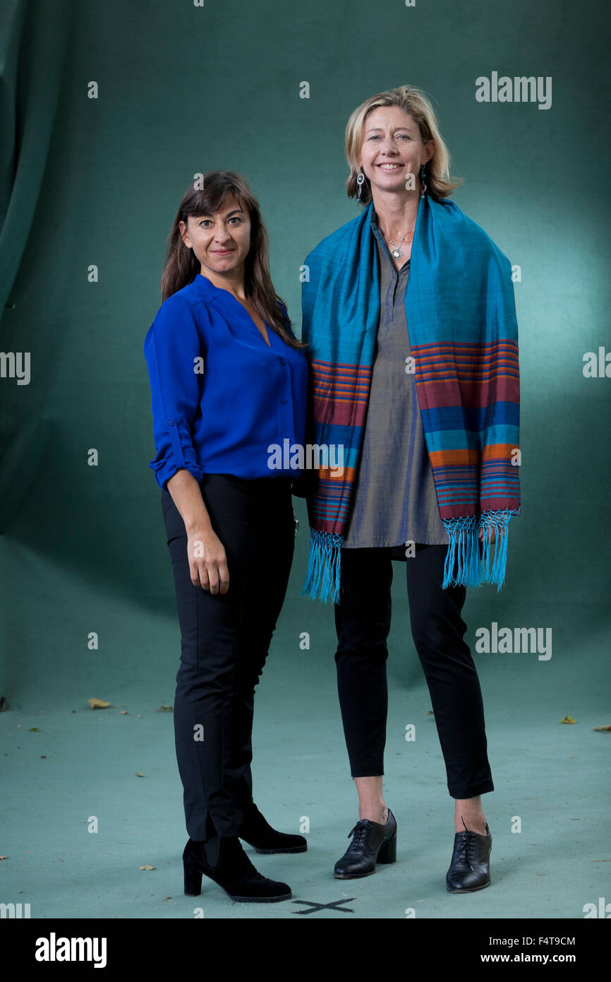 Lynsey Addario (links) ist ein US-amerikanischer Fotojournalist mit britischer Journalist, Christina Lamb, an das Edinburgh International Book Festival 2015. Edinburgh. 31. August 2015 Stockfoto