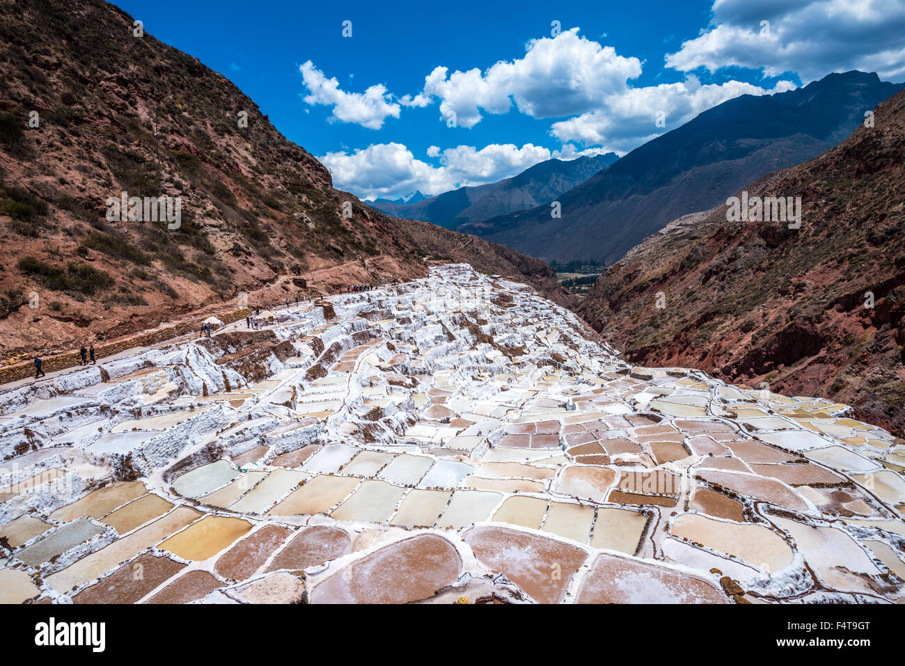 Salinas de Maras, vom Menschen verursachten Salzminen in der Nähe von Cusco, Peru Stockfoto