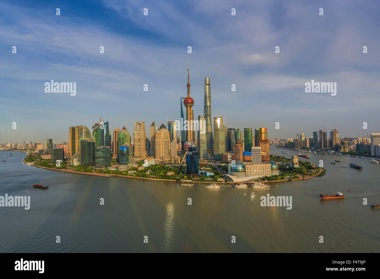 China, Shanghai Stadt, Skyline von Pudong, Oriental Pearl, World Financial Center und Shanghai Towers, Huangpu-Fluss. Stockfoto