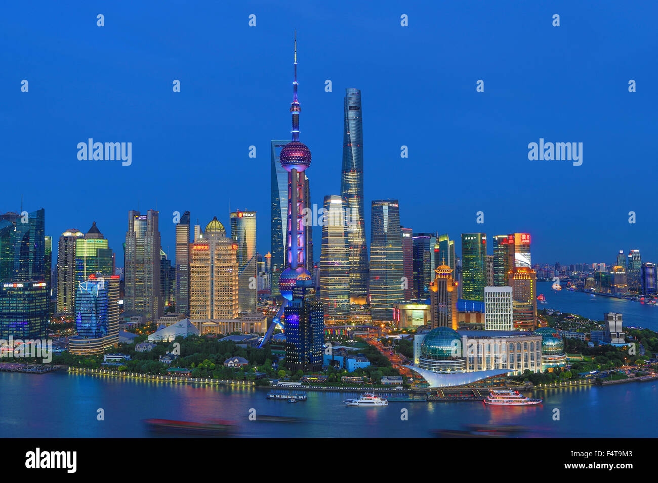 China, Shanghai Stadt, Skyline von Pudong, Oriental Pearl, World Financial Center und Shanghai Towers, Huangpu-Fluss. Stockfoto