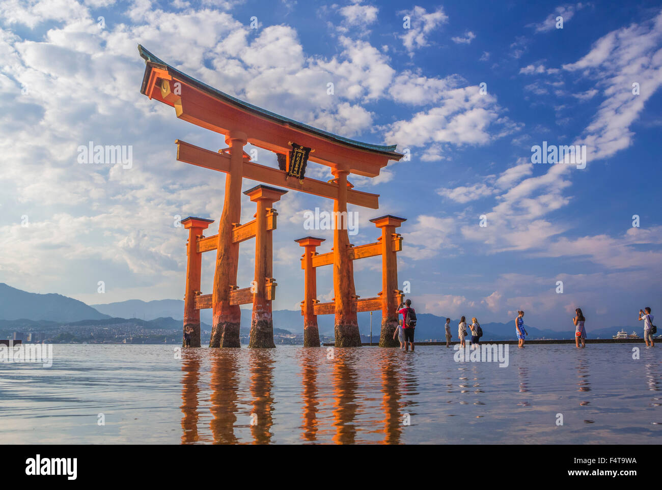 Japan, Hiroshima-Provinz, Myajima Island, Utsukushima-Schrein, das Tor Stockfoto