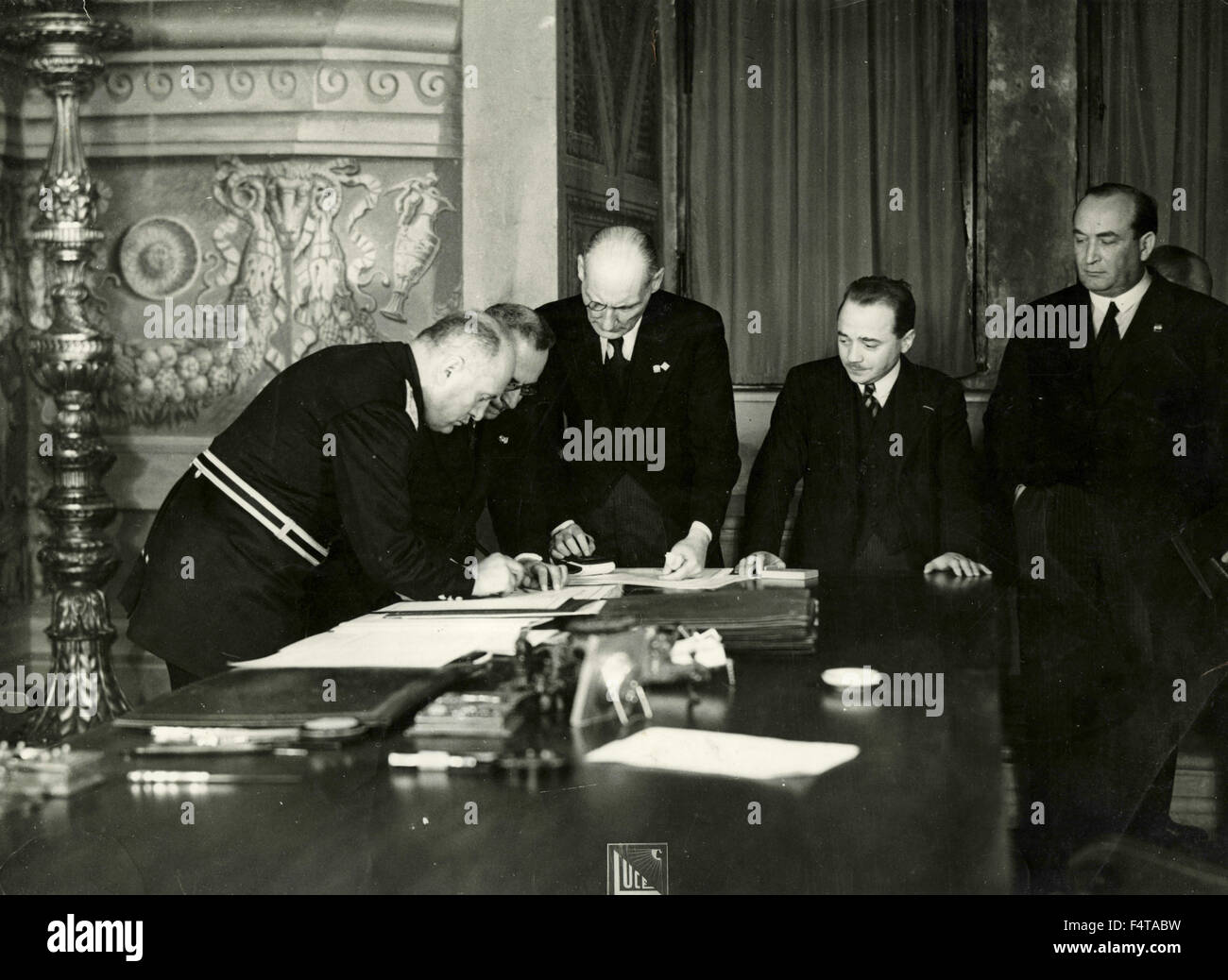 Benito Mussolini, Engelberg Dollfuss und Gyula Gombos unterzeichnen Protokolle des Italienisch-österreichischen-ungarischen Reiches im Palazzo Venezia, Rom, Italien Stockfoto