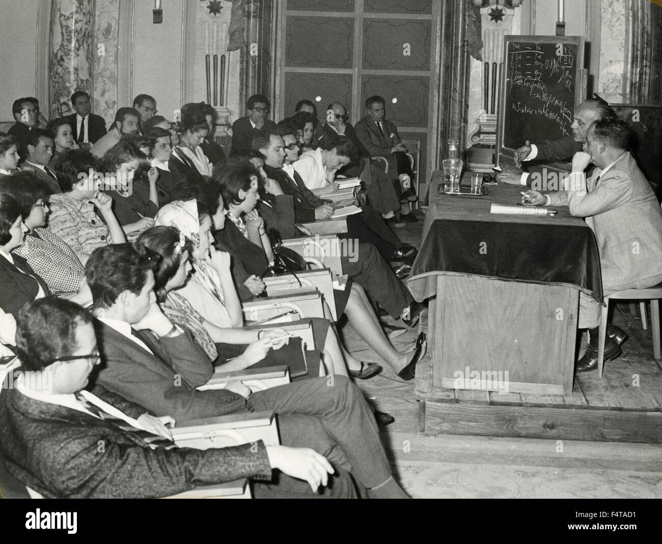 Der Gründer der RAI Sergio Pugliese hält einen Vortrag zum Thema