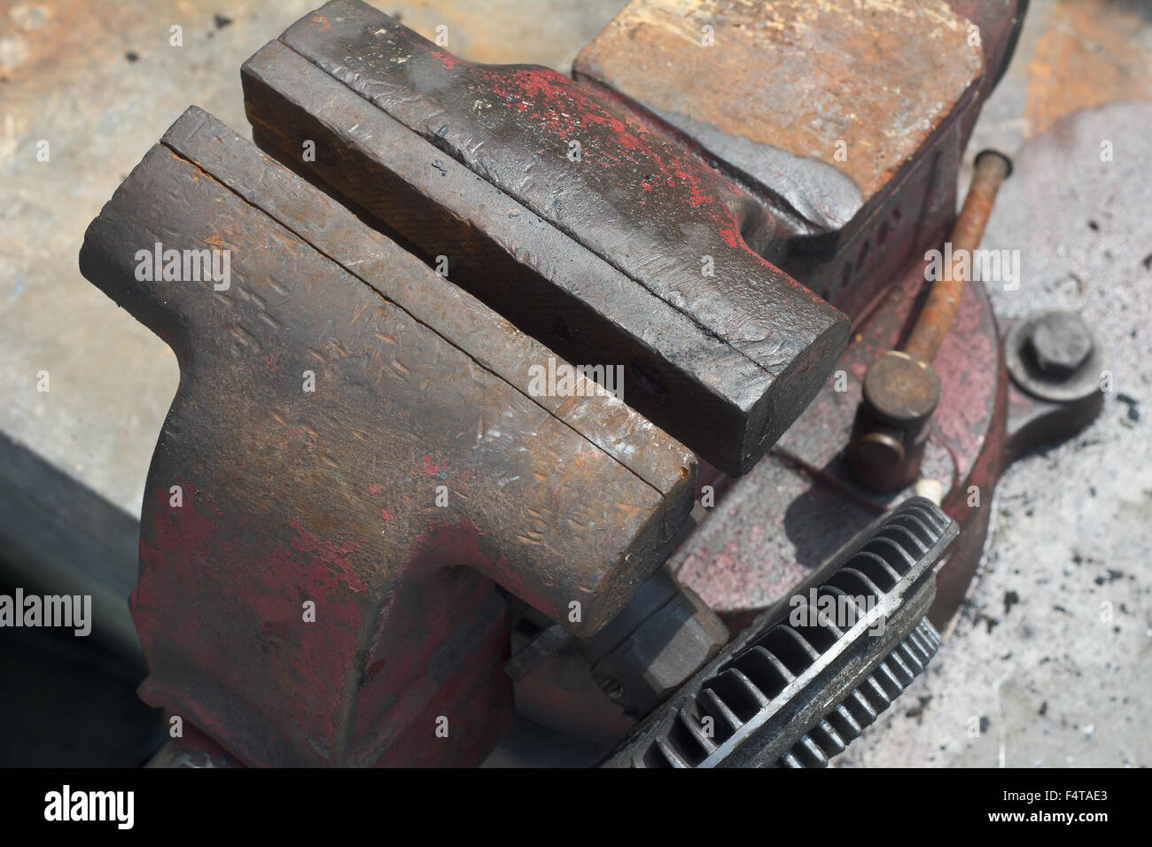 Alten verwendet Schraubstock gemacht aus Gusseisen Stockfoto