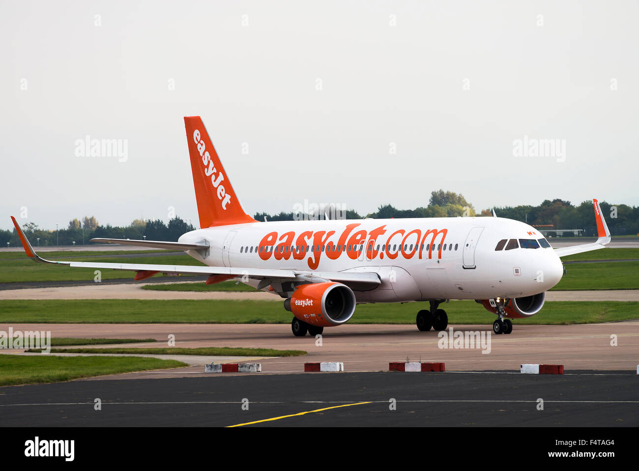 EasyJet Airline Airbus A320-214-Verkehrsflugzeug G-EZWW Rollen für Abflug am internationalen Flughafen Manchester England UK Stockfoto